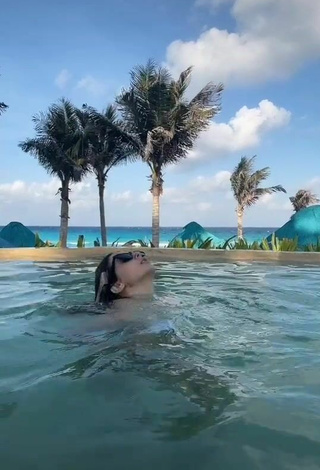 1. Hermosa Lorena Fernández Con Bikini Blanco En La Piscina