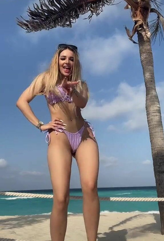 Caliente Lorena Fernández con Bikini Morado en la playa