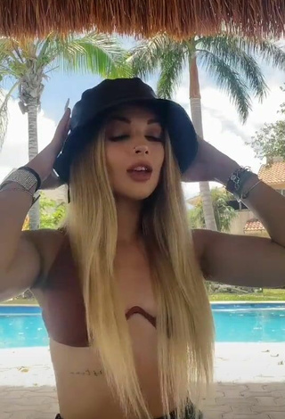 2. Hermosa Lorena Fernández Con Sujetador De Bikini En La Piscina