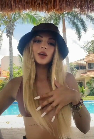 3. Hermosa Lorena Fernández Con Sujetador De Bikini En La Piscina