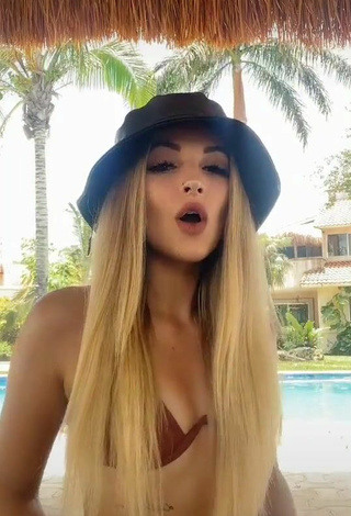 6. Hermosa Lorena Fernández Con Sujetador De Bikini En La Piscina