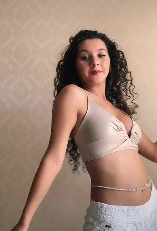 Caliente Lorena Tucci enseña escote con Top Corto Beige y Tetas Saltarinas