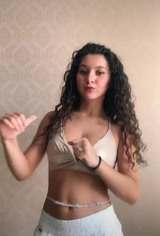 6. Caliente Lorena Tucci Enseña Escote Con Top Corto Beige Y Tetas Saltarinas