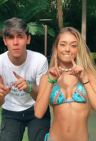 Adorable Luane Guiné enseña escote con Bikini