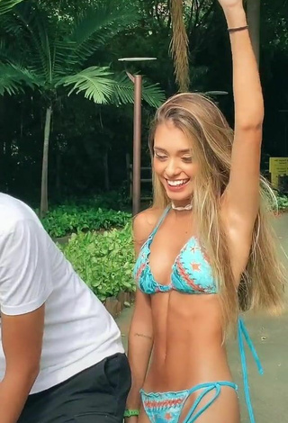 4. Adorable Luane Guiné Enseña Escote Con Bikini