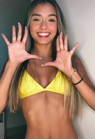 Dulce Luane Guiné con Bikini Amarillo