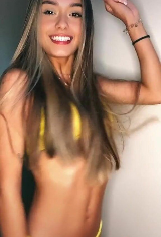 6. Dulce Luane Guiné Con Bikini Amarillo