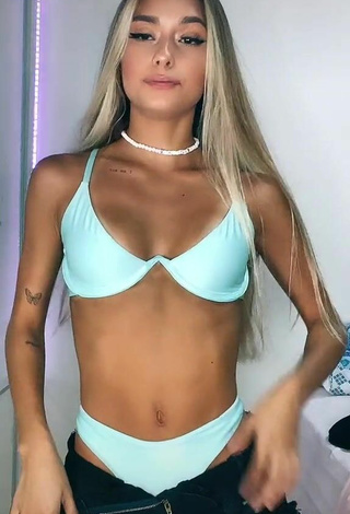 Más caliente Luane Guiné enseña escote con Bikini Azul