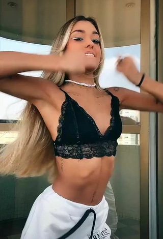 6. Sexy Luane Guiné Con Top Corto Negro