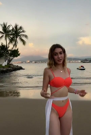 Hermosa Ludwika Santoyo con Bikini Naranja en el mar