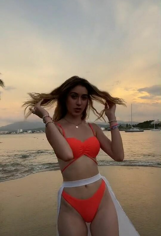 Caliente Ludwika Santoyo con Bikini Naranja en la playa