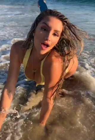 Caliente Mariana Morais enseña escote con Bikini Amarillo en la playa