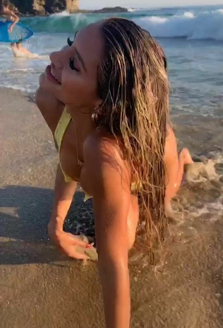 3. Caliente Mariana Morais Enseña Escote Con Bikini Amarillo En La Playa