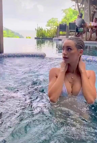 2. Hermosa Mariana Morais Enseña Escote Con Bikini En La Piscina