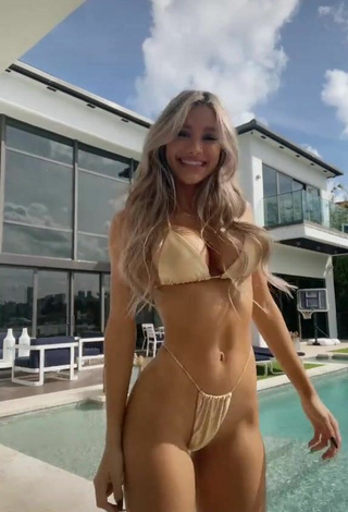 6. Preciosa Mariana Morais Enseña Escote Con Bikini Dorado En La Piscina