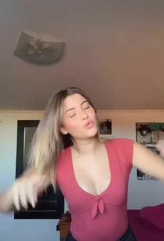 Caliente Mafe Bertero con Top Rosa y Tetas Saltarinas