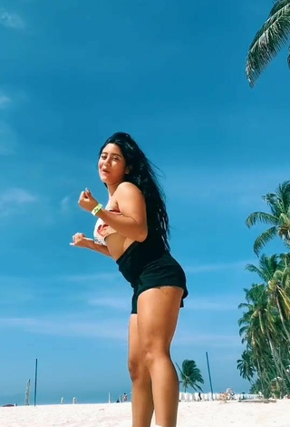 3. Hermosa Mafe Vásquez Con Top Corto En La Playa