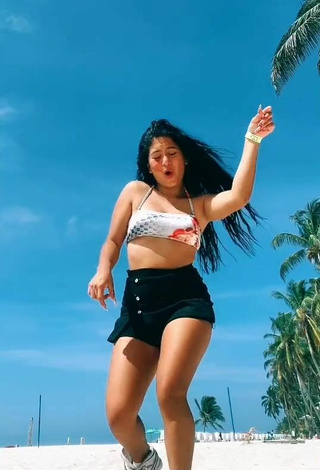 6. Hermosa Mafe Vásquez Con Top Corto En La Playa