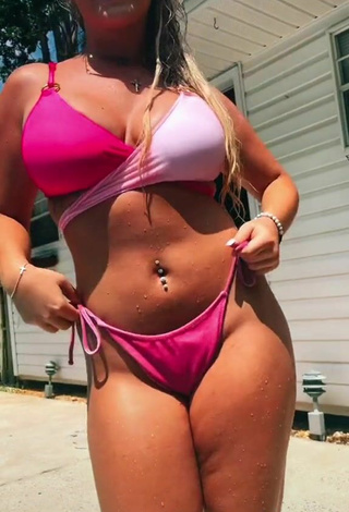 5. Dulce Makayla Weaver Enseña Escote Con Bikini Rosa