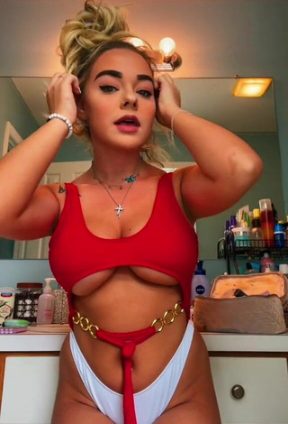 Sexy Makayla Weaver enseña escote con Traje de Baño