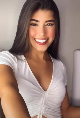 3. Hermosa María Paulina Con Top Corto Blanco