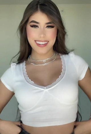 Linda María Paulina con Encantadores Top Corto Blanco