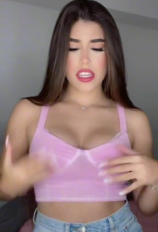 4. Atractiva María Paulina Enseña Escote Con Provocativos Top Corto Rosa