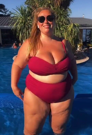 Bonita Mar Tarres enseña escote con Bikini Rojo en la piscina y Tetas Saltarinas