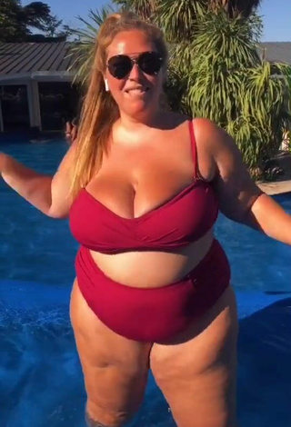 3. Bonita Mar Tarres Enseña Escote Con Bikini Rojo En La Piscina Y Tetas Saltarinas