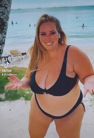 Hermosa Mar Tarres con Bikini Negro en la playa y Pechos Saltarinas