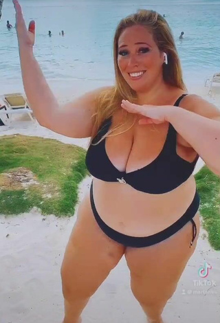 3. Hermosa Mar Tarres Con Bikini Negro En La Playa Y Pechos Saltarinas