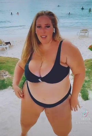 5. Hermosa Mar Tarres Con Bikini Negro En La Playa Y Pechos Saltarinas