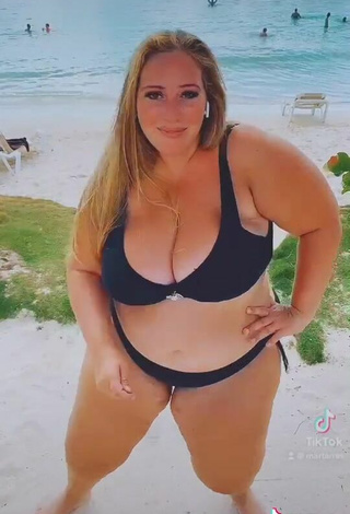 6. Hermosa Mar Tarres Con Bikini Negro En La Playa Y Pechos Saltarinas