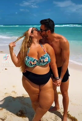 Guapísima Mar Tarres enseña escote con Atractivos Bikini en la playa