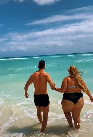 4. Guapísima Mar Tarres Enseña Escote Con Atractivos Bikini En La Playa