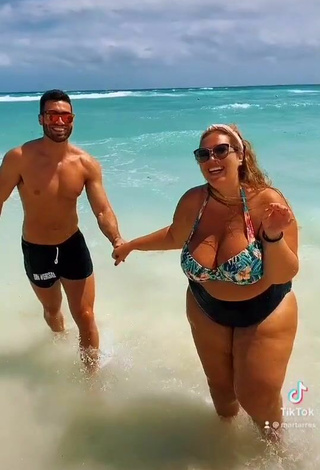 6. Guapísima Mar Tarres Enseña Escote Con Atractivos Bikini En La Playa