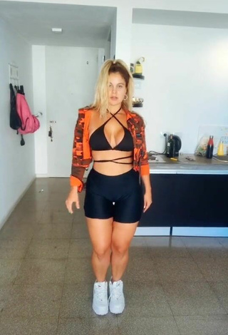 Hermosa Micad Fuego enseña escote con Sujetador de Bikini mientras hace twerking y Pechos Saltarinas