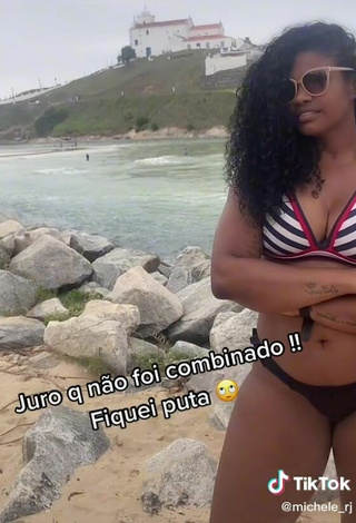 5. Hermosa Michele Oliveira Con Sujetador De Bikini En La Playa