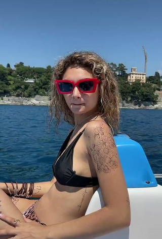 2. Caliente Mariana Aresta Con Sujetador De Bikini En Un Barco