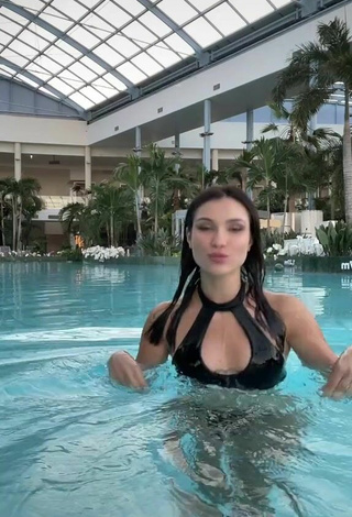 5. Hermosa Natalia Karczmarczyk Enseña Escote Con Bikini Negro En La Piscina