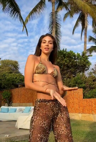 2. Sexy Natalie Vértiz Enseña Escote Con Sujetador De Bikini