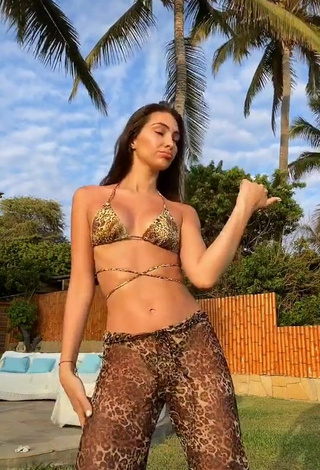 3. Sexy Natalie Vértiz Enseña Escote Con Sujetador De Bikini