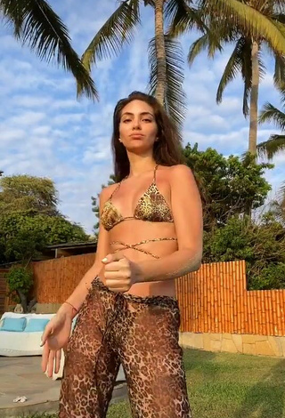 4. Sexy Natalie Vértiz Enseña Escote Con Sujetador De Bikini