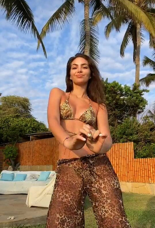 5. Sexy Natalie Vértiz Enseña Escote Con Sujetador De Bikini