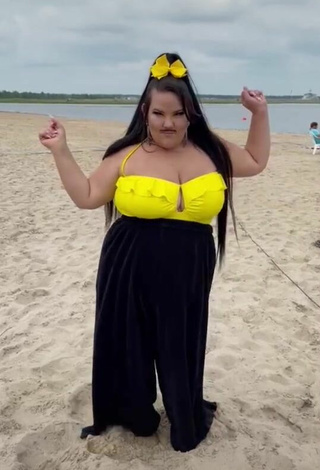 Sexy Netta Barzilai Enseña Escote en la playa y Tetas Saltarinas