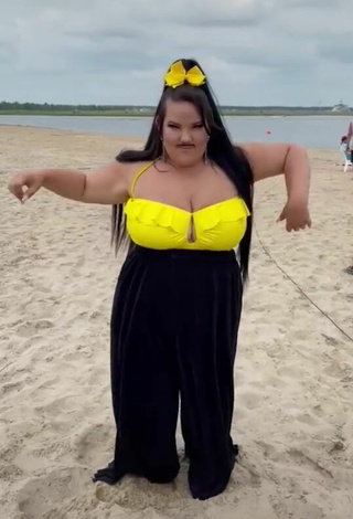 2. Sexy Netta Barzilai Enseña Escote En La Playa Y Tetas Saltarinas