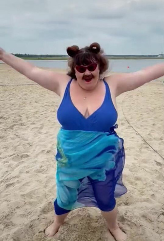 3. Sexy Netta Barzilai Enseña Escote En La Playa Y Tetas Saltarinas