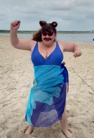 4. Sexy Netta Barzilai Enseña Escote En La Playa Y Tetas Saltarinas