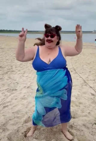 5. Sexy Netta Barzilai Enseña Escote En La Playa Y Tetas Saltarinas