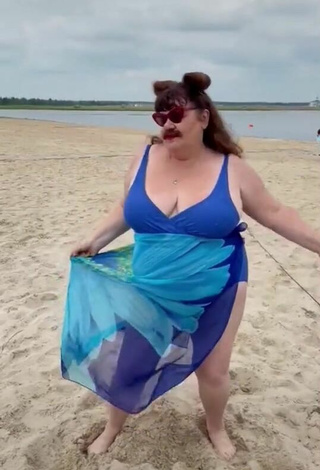 6. Sexy Netta Barzilai Enseña Escote En La Playa Y Tetas Saltarinas